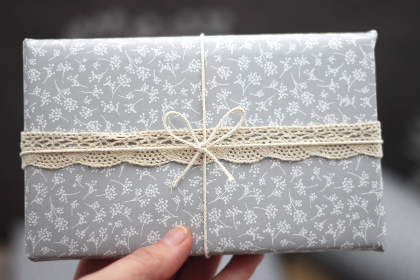 Geschenkpapier „floral mini grau“