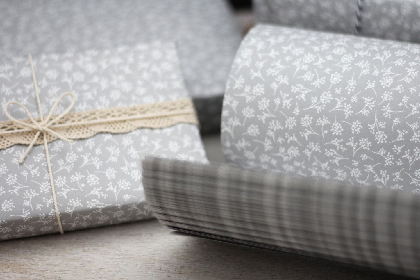Geschenkpapier „floral mini grau“